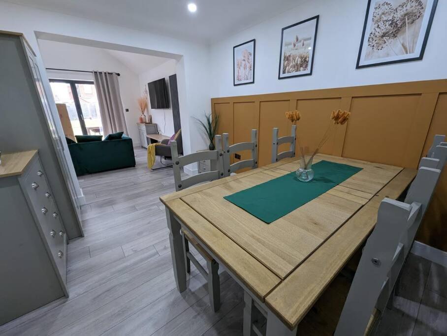 7 Guests - 4 Bedroom - Free Wi-Fi - เคทเทอริง ภายนอก รูปภาพ
